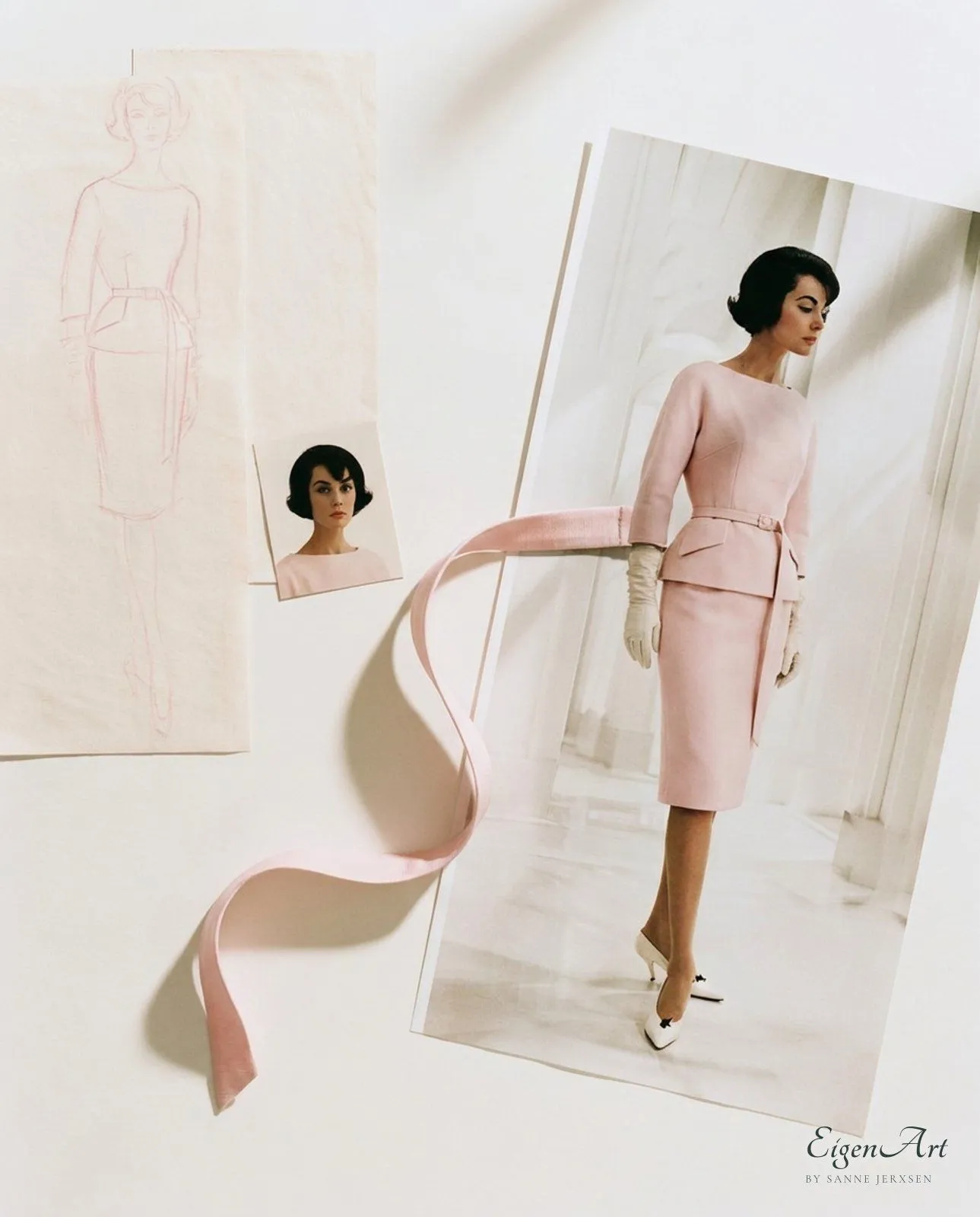 Moodboard auf hellem Grund: rosa Entwurfsskizze, Polaroid eines Models mit dunklem Bob und Kampagnenabzug einer Frau im puderrosa Kostüm mit weißen Handschuhen, deren Gürtel als rosa Stoffband aus dem Foto heraus über den Tisch fällt